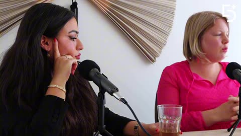 Lale gul bij een podcast 12