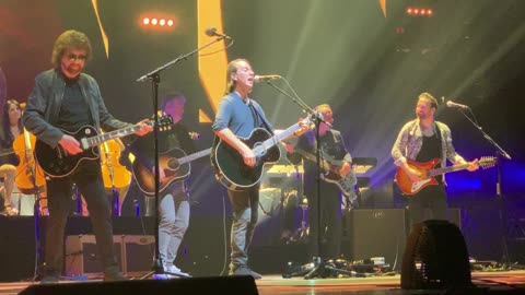 Jeff Lynne‘s Electric Light Orchestra With Dhani Harrison Handle With Care