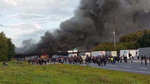 🇫🇷 Across France, protesters are trying to “block everything” from public transport to