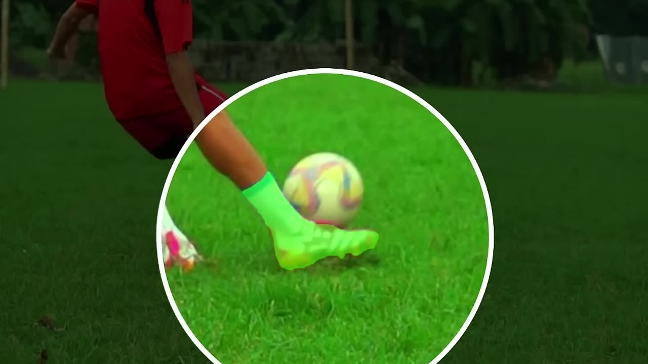 How to Kick CURVE SHOT ⚽️.#footballshorts #football #footballskills #soccer #shorts