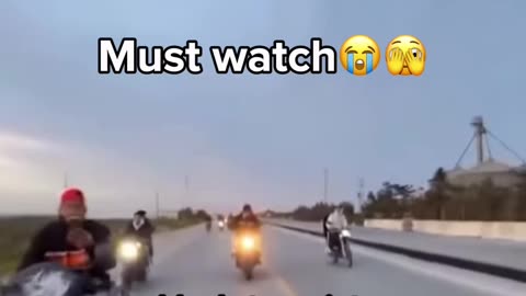 Heartbreaking Motorcycle Crash Caught on Camera – Watch the Shocking Moment!”