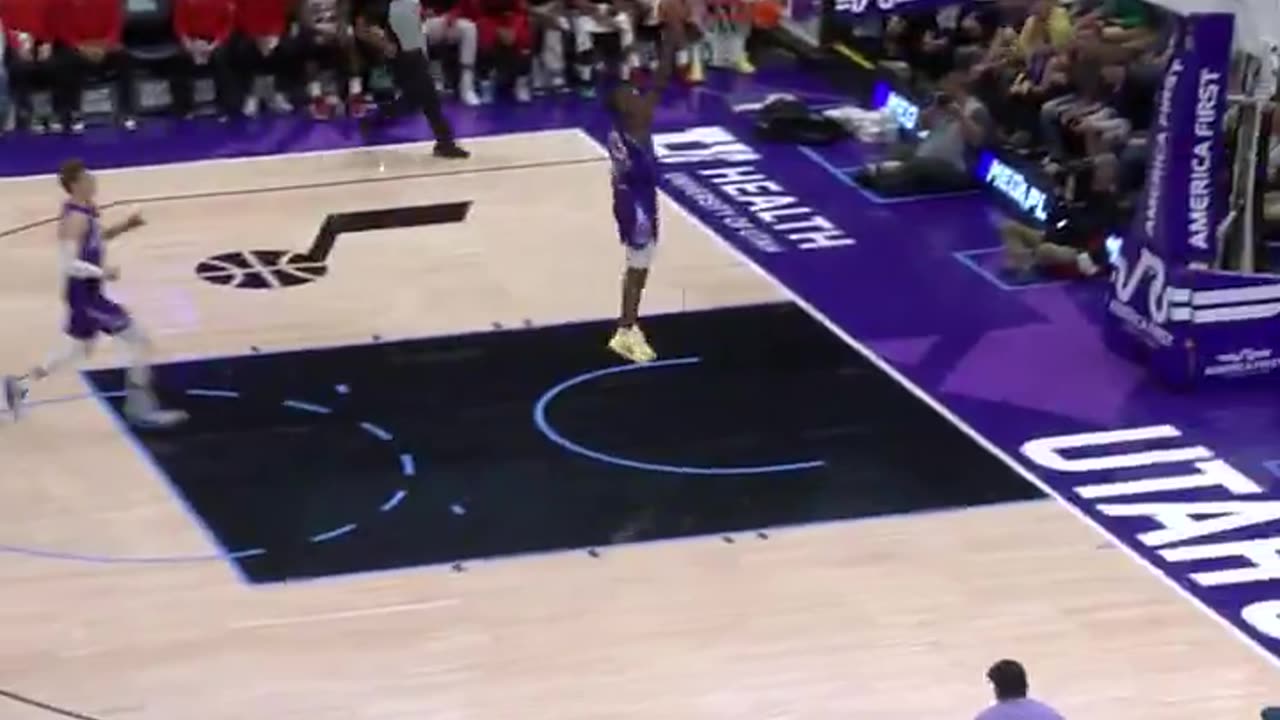 NBA - COLLIER & MARKKANEN HAVE SOME FUN ON THE FASTBREAK! Off the window alley-oop for the slam 🪟