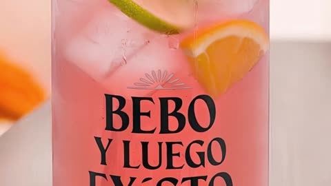 ¿Quién más vive para tomar algo delicioso? ¡Este vaso lo dice todo! #BeboYLuegoExisto #