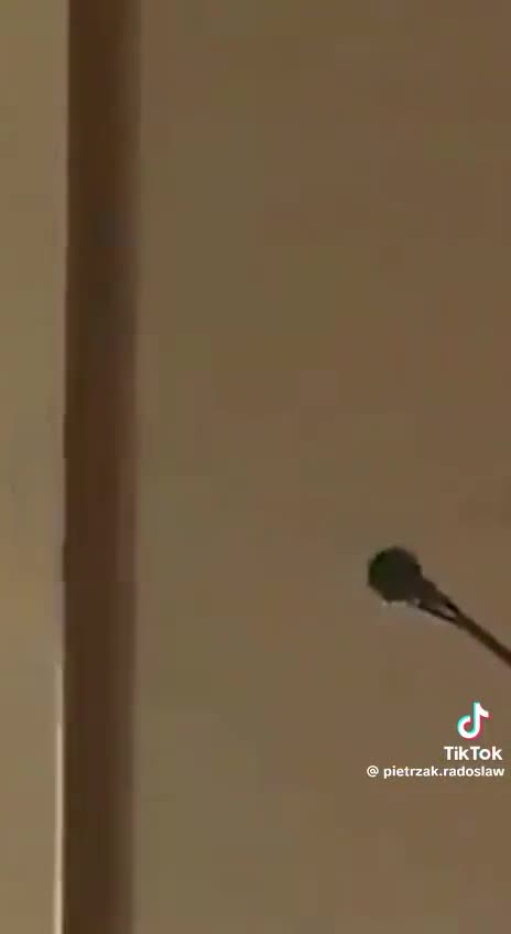 "To jest żart. Polski minister cyfryzacji śpiewający rosyjski hymn będzie chronił nas