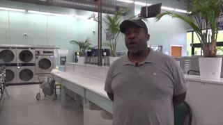 Witnesses stop a bat wielding man at Ellie’s Laundromat in Memphis TN 👏