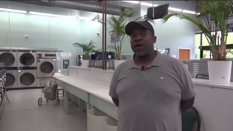 Witnesses stop a bat wielding man at Ellie’s Laundromat in Memphis TN 👏