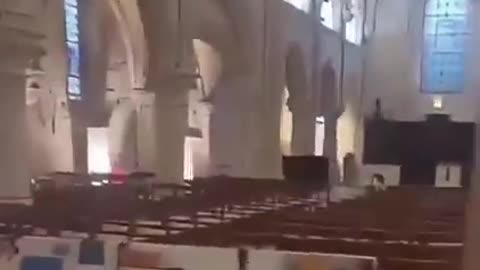 🇫🇷 Des Nord-Africains mélangent du soda à de l’eau bénite dans une église en France...