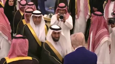 🚨🔥Watch President Trump shakes hands inside the Saudi Royal Court