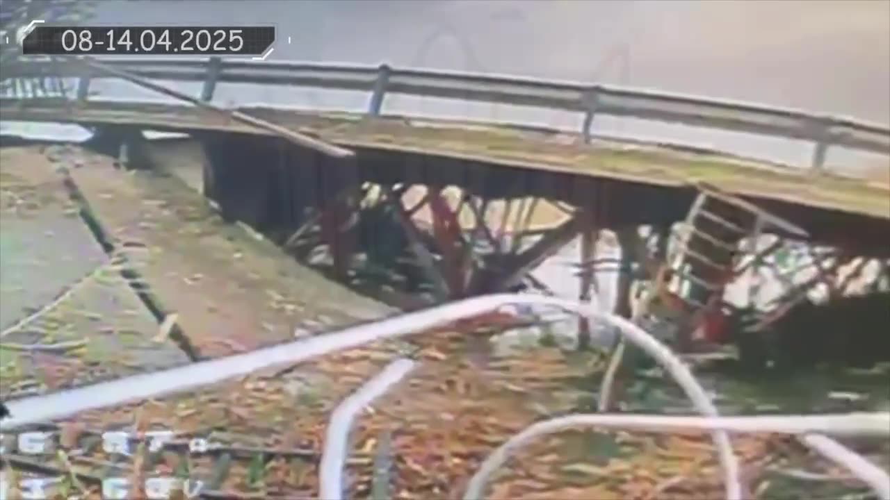 💥 The bridge was blown up as a result of a Ukrainian fiber-optic FPV drone hitting