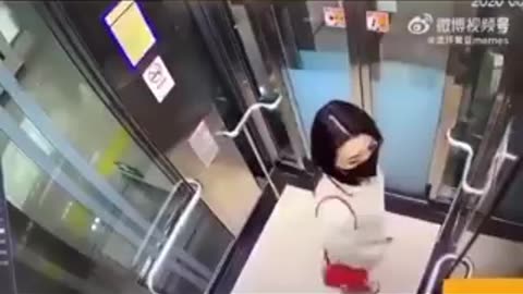 エレベーター内でうんこする中国人