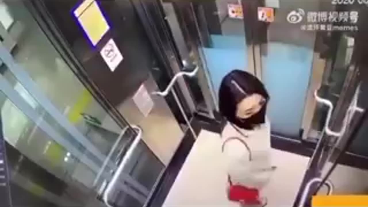 エレベーター内でうんこする中国人