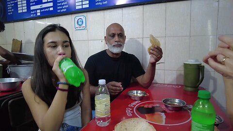 “Egg Hoppers, Kottu & Smiles – Locals and Foreigners Enjoy Street Food Together in Colombo Srilanka