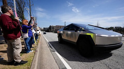 Protestors attack Tesla driver, call him a ‘Nazi’ for driving a Cybertruck