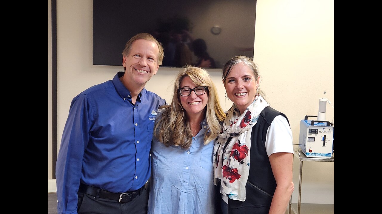 Jodi Cohen with Vibrant Blue Oils