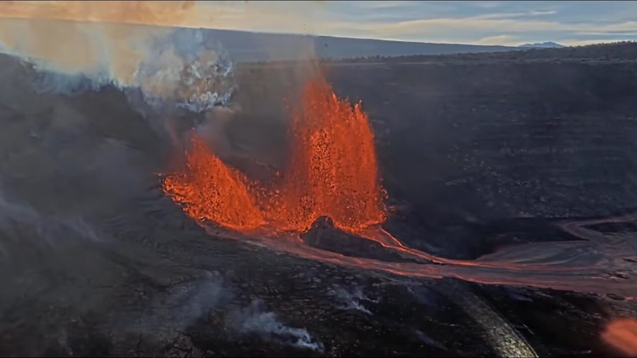 LIVE - Kīlauea volcano, Hawaii (south Halemaʻumaʻu crater)