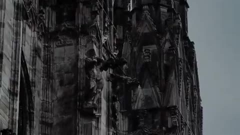 LE ELITE VOGLIONO CHE LA GENTE SIA STUPIDA DA CREDERE I PRIMITIVI ABBIANO COSTRUITO IL DUOMO COSÌ