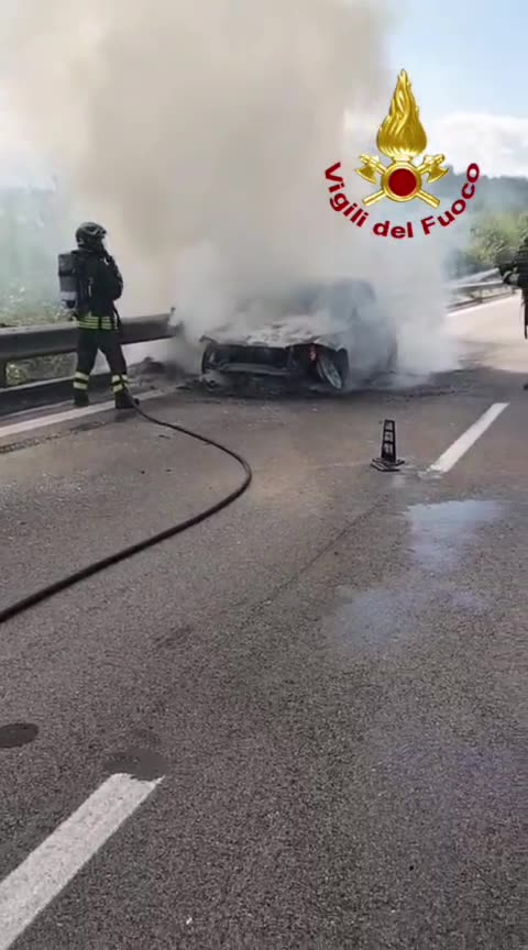 Auto in fiamme sulla E45, illesi tutti gli occupanti
