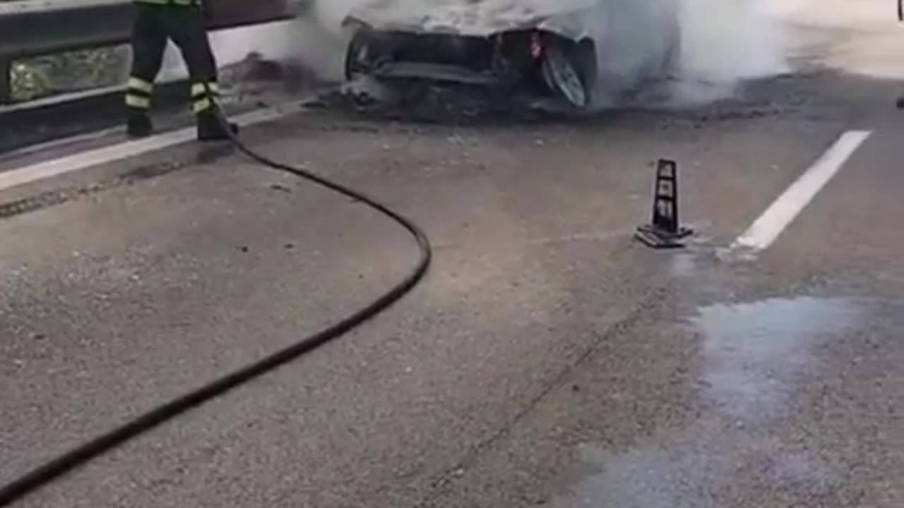 Auto in fiamme sulla E45, illesi tutti gli occupanti