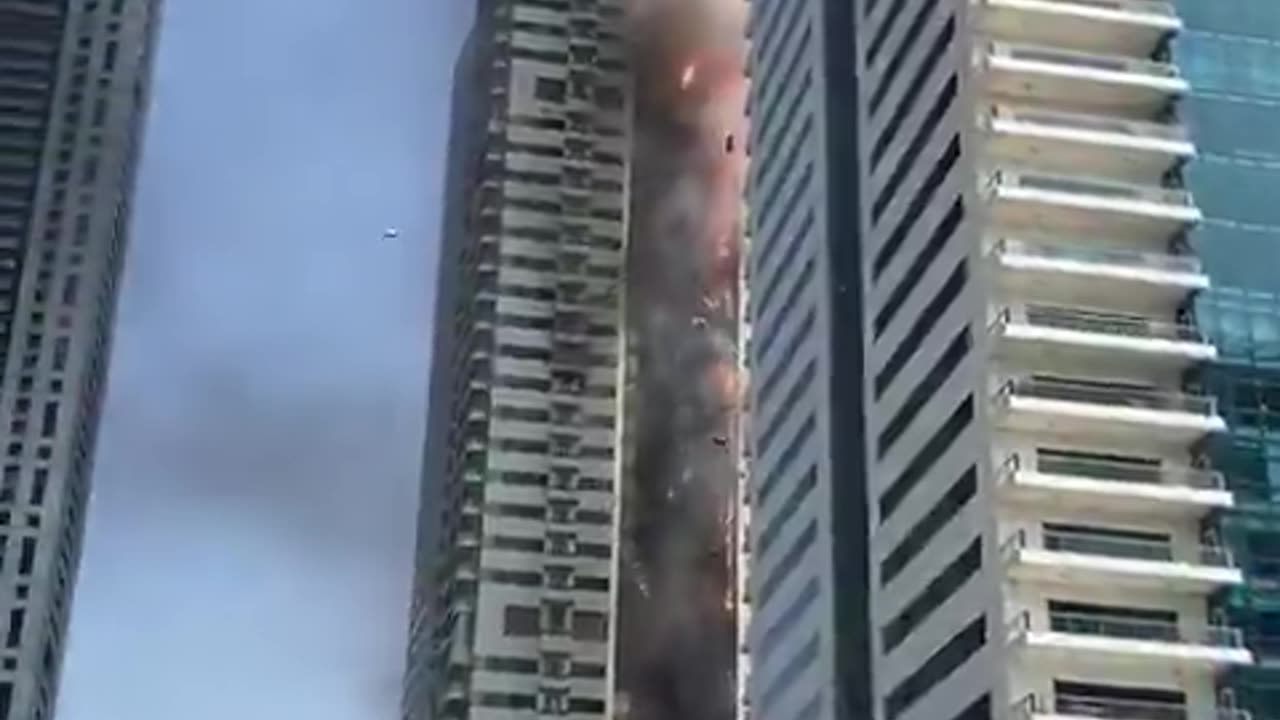 Video: el impactante incendio en un rascacielos en Dubai