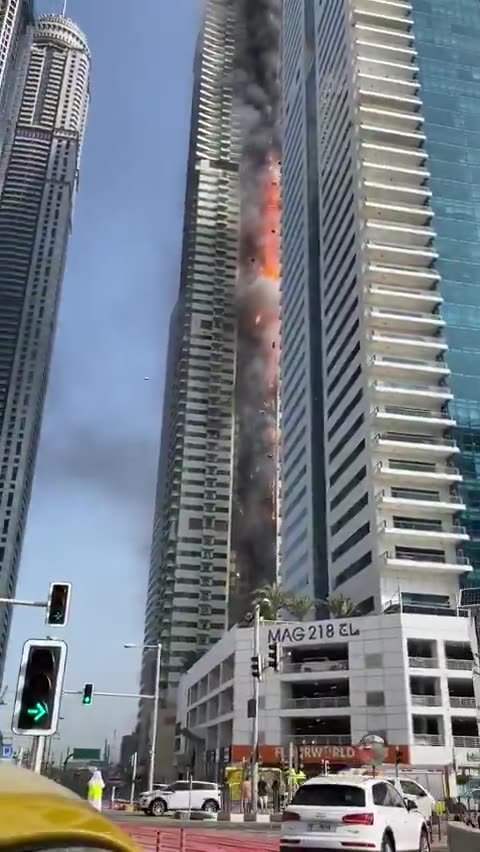 Video: el impactante incendio en un rascacielos en Dubai