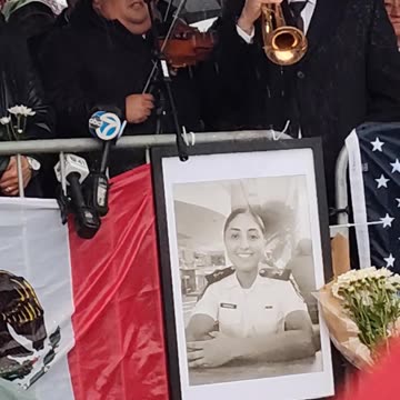 Cantando "Un Puño De Tierra" en vigilia de América Yamileth y Adal Jair.