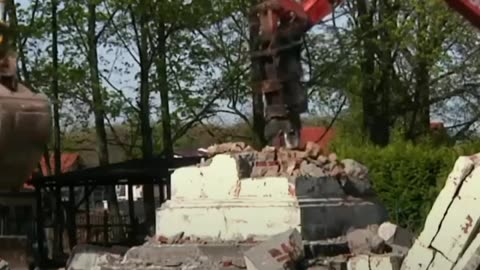 Destrucción de la historia: tumban monumentos soviéticos en Europa