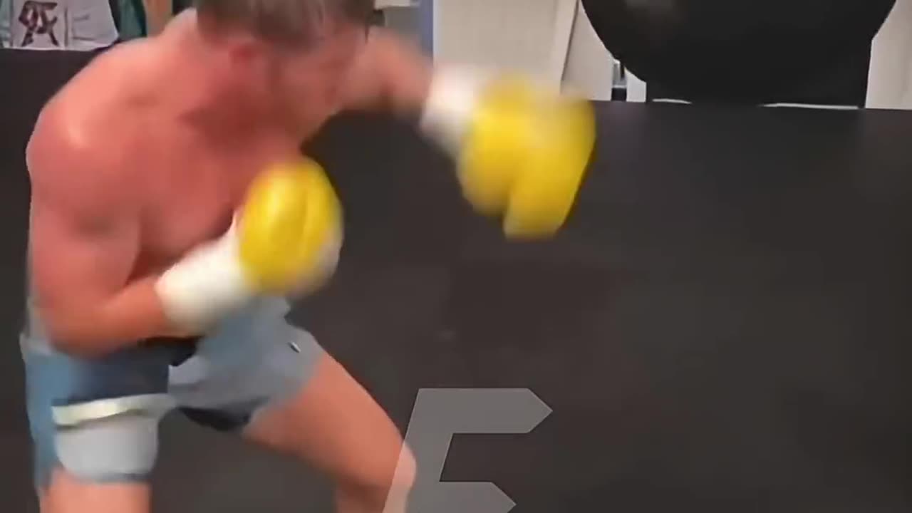 Canelo AGGRESSIVE heavy bag work🔥 #canelo #caneloalvarez #boxingtraining
