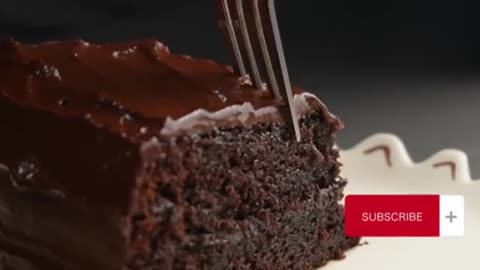 Moist & fudgy chocolate cake with everyday ingredients😍🥰