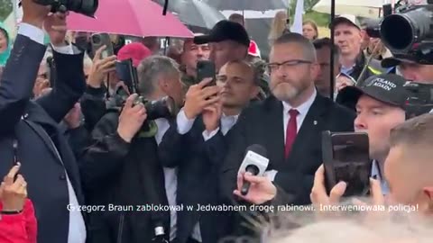 Grzegorz Braun zablokował w Jedwabnem drogę rabinowi. Interweniowała policja 2025.07.10
