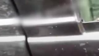 Reclutadores ucranianos arrastran a un hombre frente a su esposa