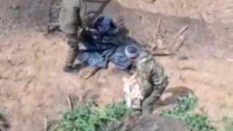 Russians Struggle to Evacuate KIA Over 15-Meter-High Anti-Vehicle Fortifications