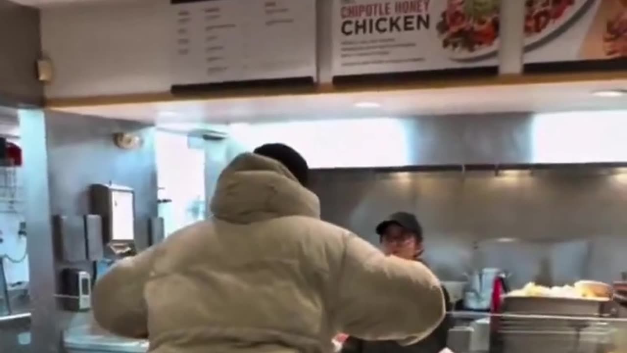 🚨🍽️ CUSTOMER CAUSES UNREST AT CHIPOTLE