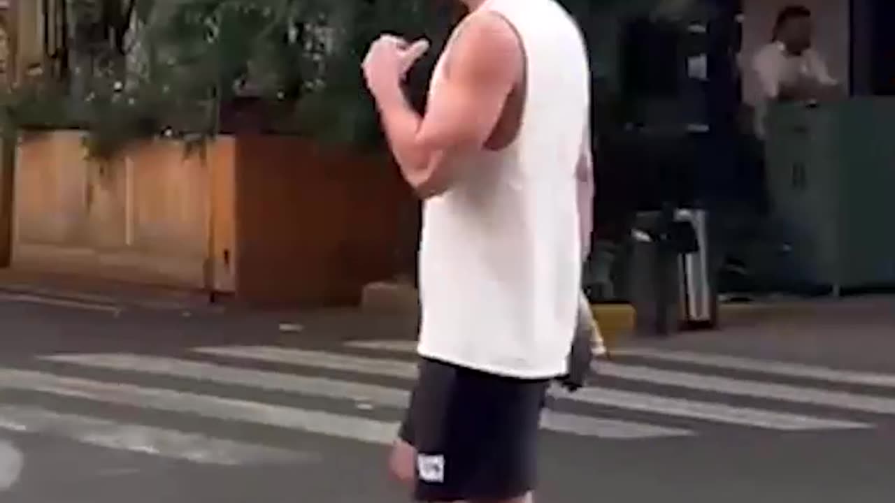 Un hombre amenaza a otro con una piedra y movimientos de boxeo