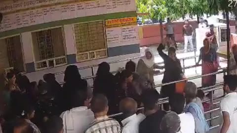 Chaos at Bareilly District Hospital as Women Clash Over Prescription