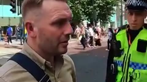 A REAL British MAN standing up against POLICE to DEFEND HIS COUNTRY from MIGRANTS!!