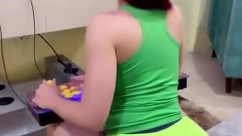 mulher jogsando kof 98 shorts