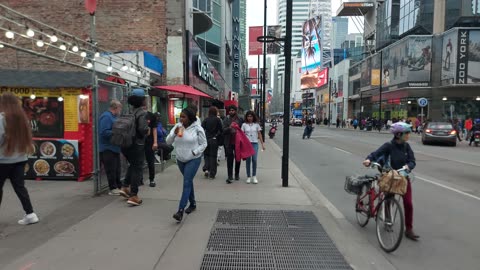 【4K】Toronto Evening Walk 🌆 Yonge Street & Halal Food Fest Canada 🇨🇦