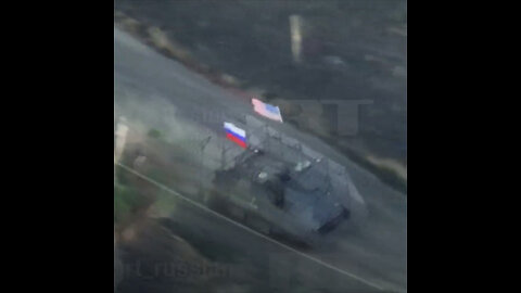 Blindado M113 capturado recorre con banderas rusa y estadounidense