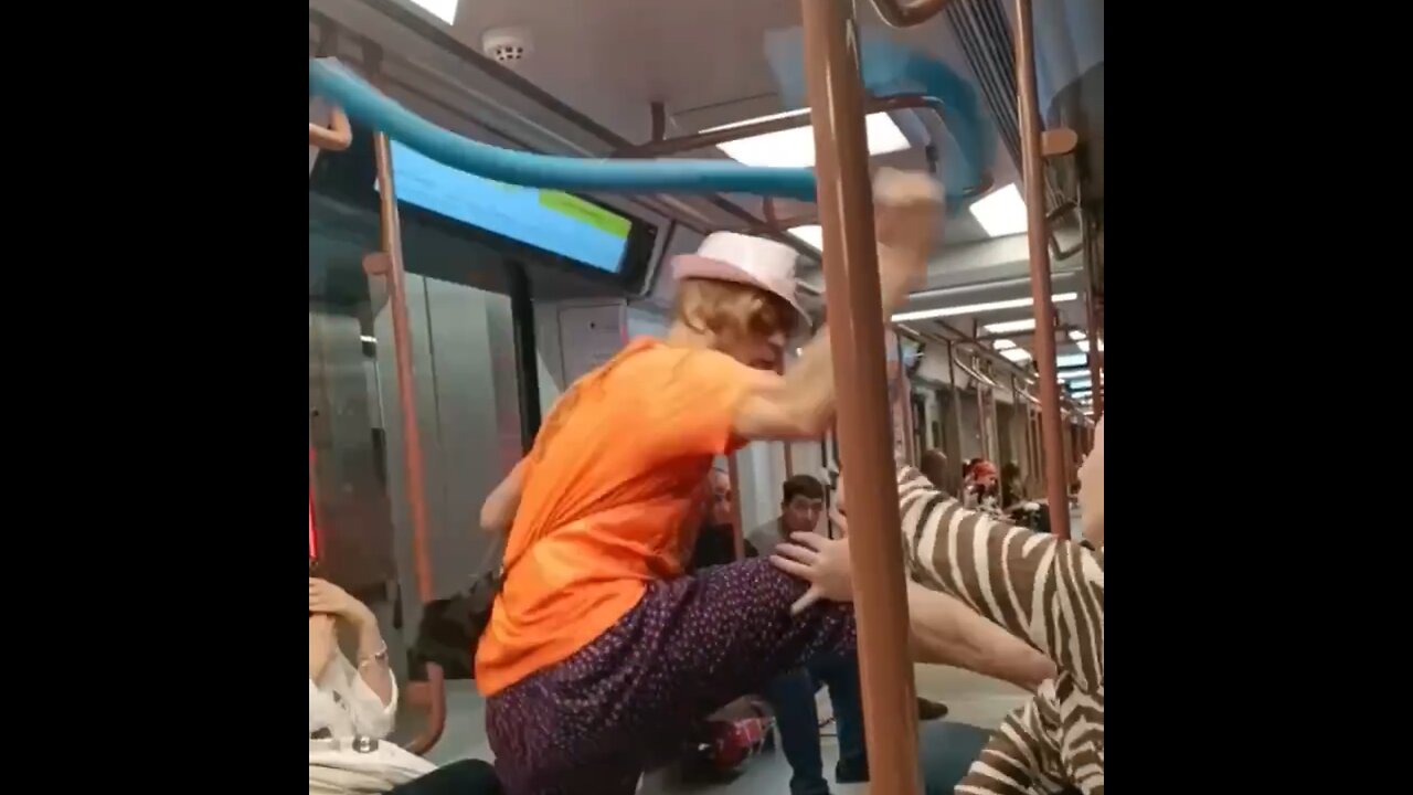 Joven toca una manguera y desata una pelea en el metro de Moscú
