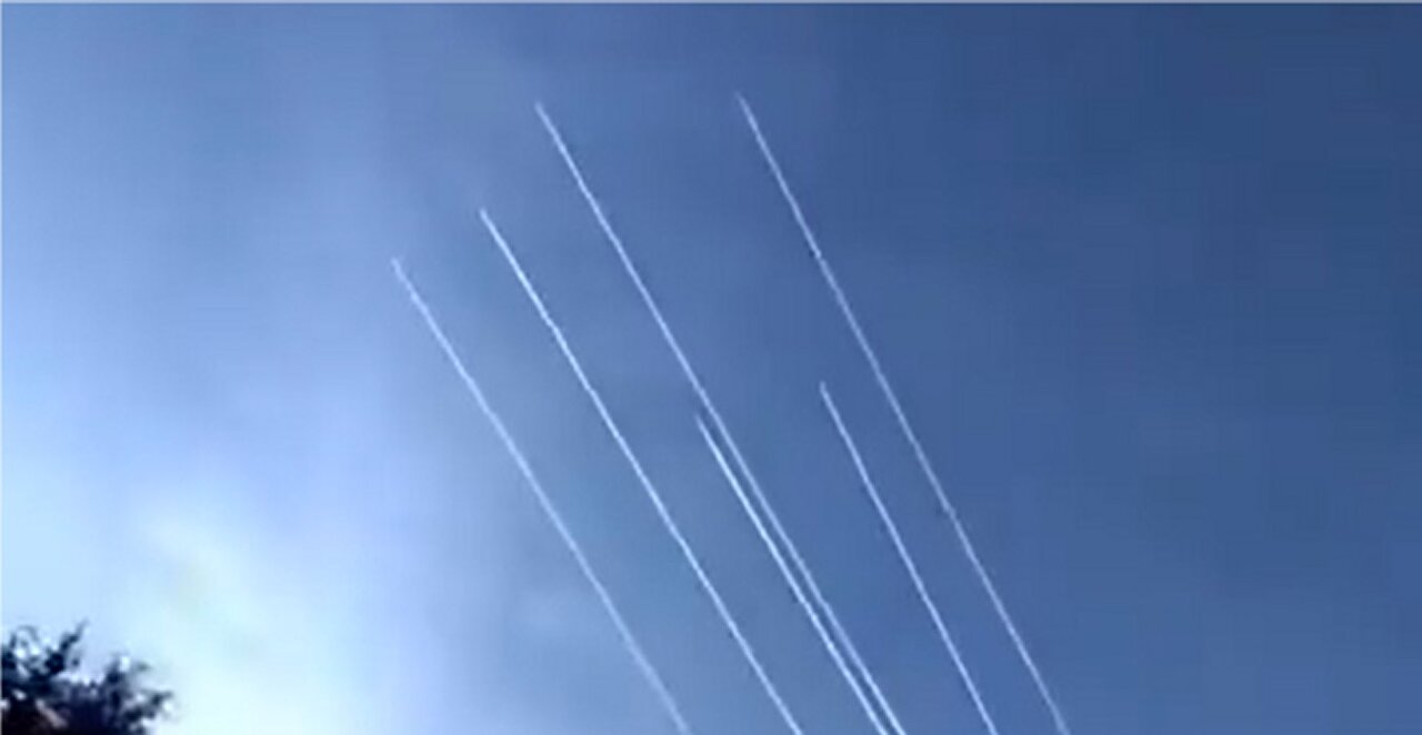 They Think We’re Blind: Six Jets Spraying Chemtrails in Plain Sight!