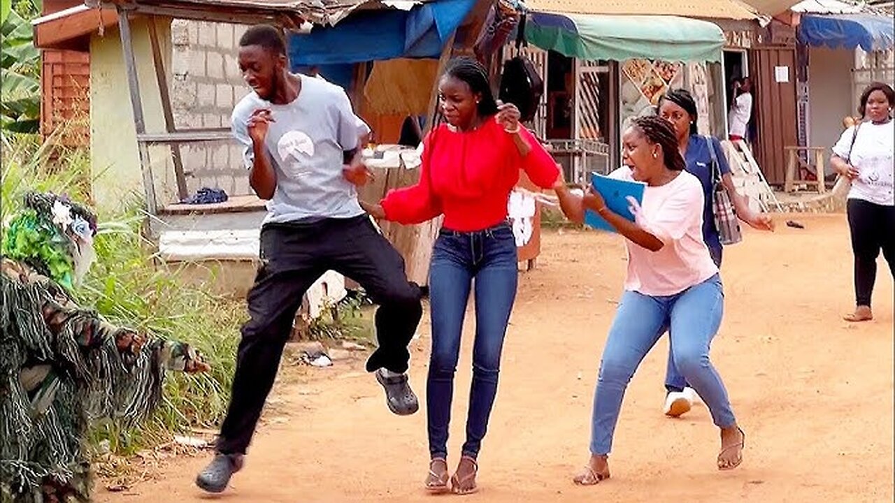 Best bush prank ever 😂😂