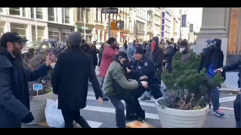 🇺🇸Last weekend, protesters clashed with police in several areas of