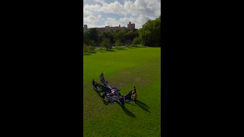 🔥📹World’s biggest Trump-Epstein photo looms over UK's Windsor ahead of