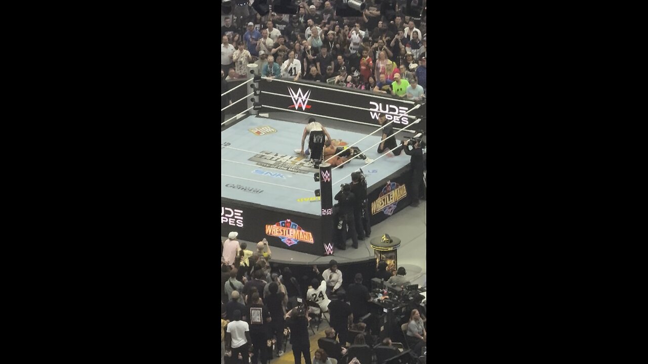 Dominik Mysterio WrestleMania 41 Las Vegas double frog splash to win intercontinental title