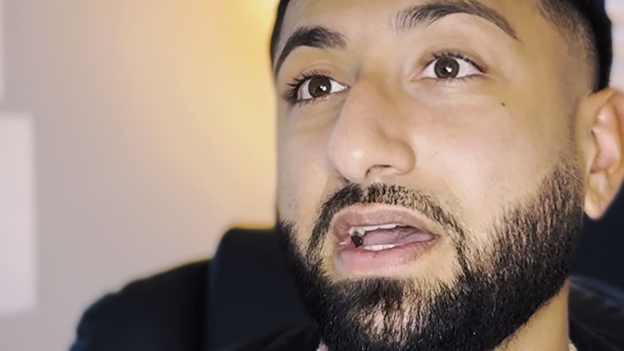 Why Every Entrepreneur Needs a Virtual Assistant 🚀 (Game Changer)