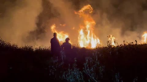 Zjarri në Ksamil vijon, shikoni pamjet e reja 1