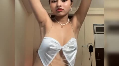 Young girl dancing and swaying - Hot tiktok