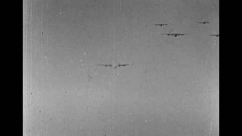 focke_wulf_fw_190_tears_in_to_a_b24_liberator