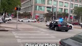 Policía trepado al capó dispara a un conductor, con el auto en movimiento