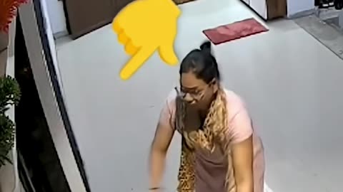 बस एक सेकंड...और गिरा बच्चा! Viral Viral Video Viral News Viral Shorts - 1080